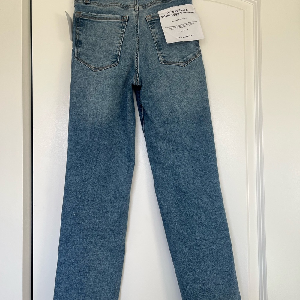 Good American Straight Leg Jeans in Medium Blue Wash - Picture 2 of 6